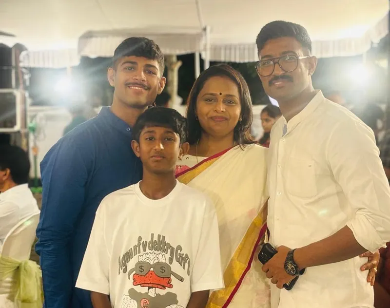 vidhu rajeev with family