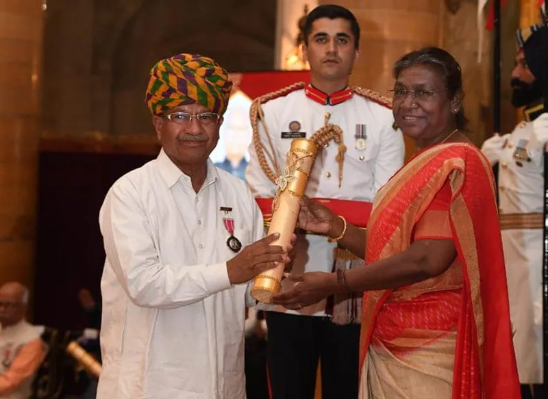 Laxman Singh receiving the Padma Shri