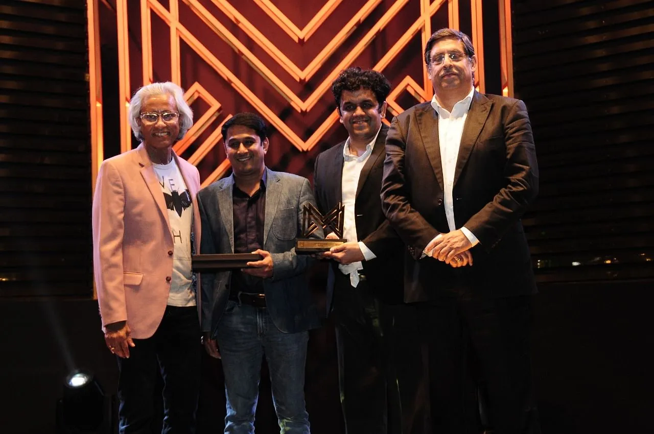 Team Byju's accepts an award  