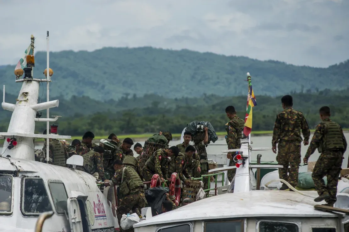 myanmar-rakhine-soldiers