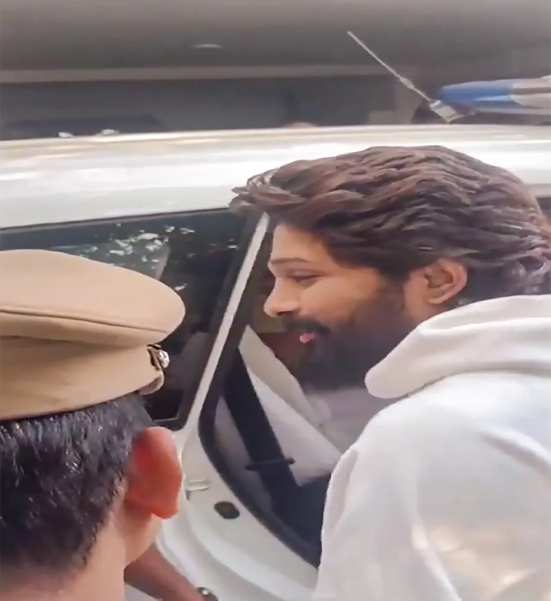 a3ana7l8_allu-arjun-being-arrested-_625x300_13_December_24