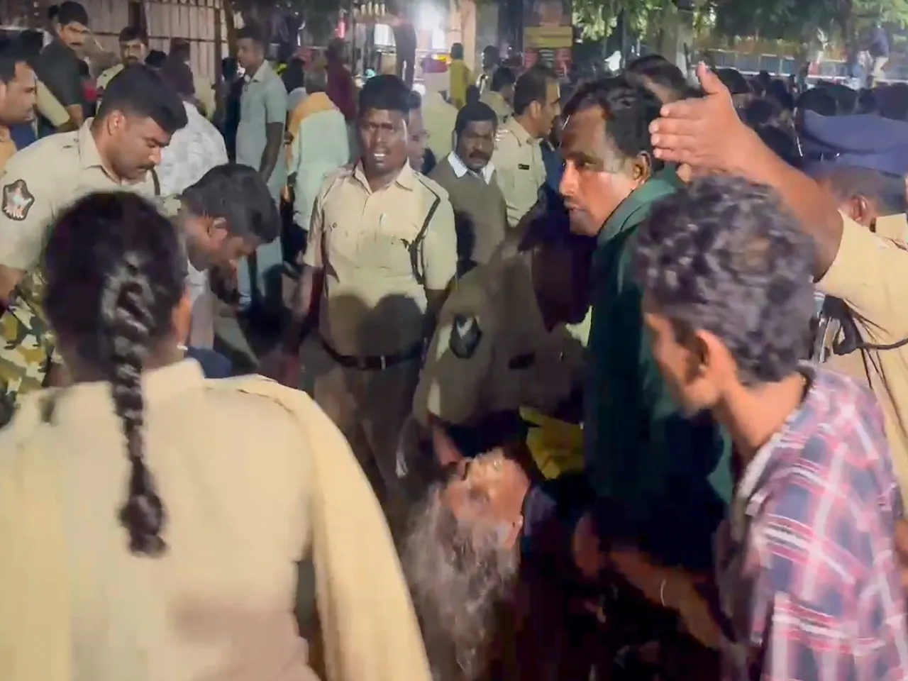 Tirupati_Stampede_(8)-wroosapefk