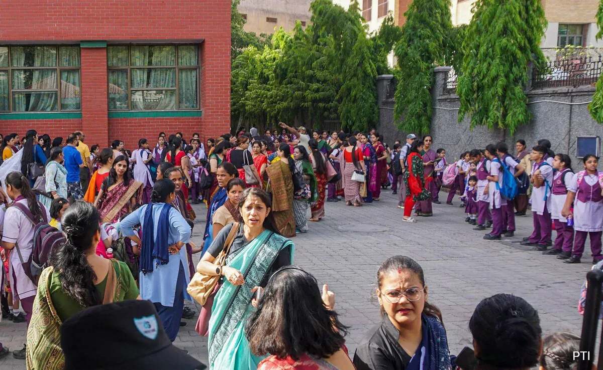 k7dsdapk_delhi-school-bomb-threat_625x300_01_May_24.webp