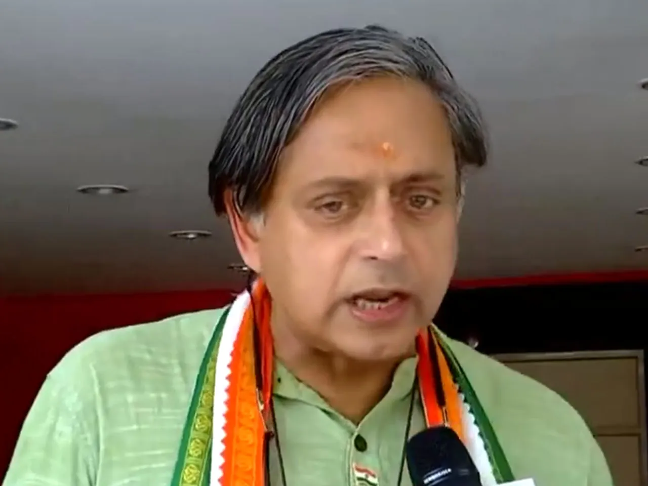 shashi tharoor re.jpg