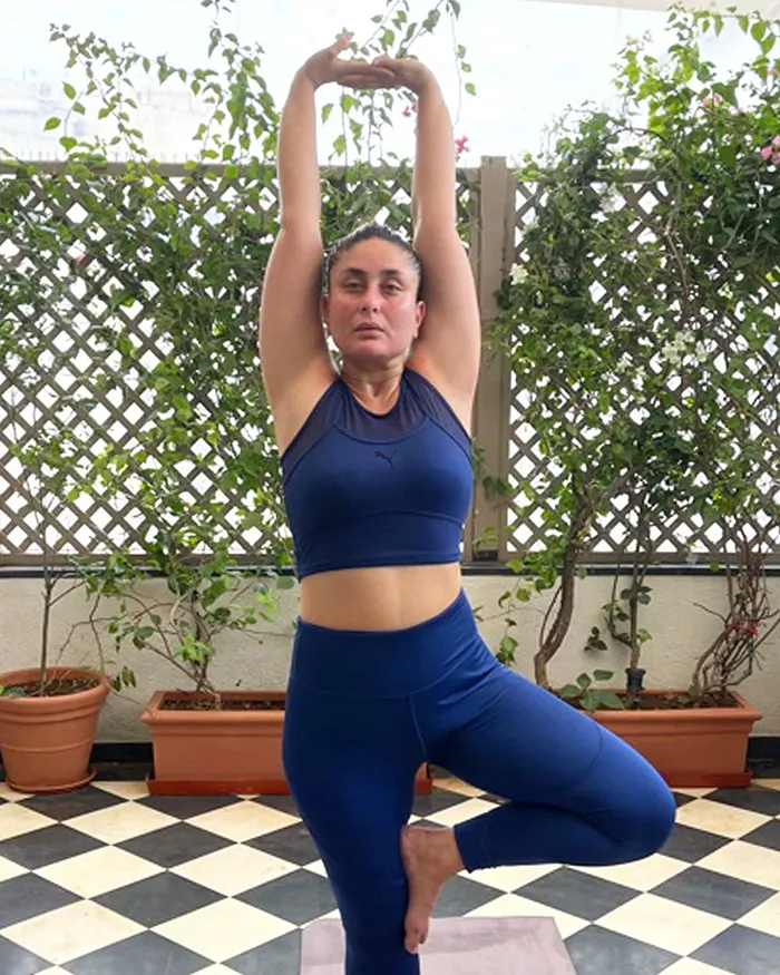 Kareena-Kapoor-Khan-in-blue-sports-bra-leggings-yoga-home
