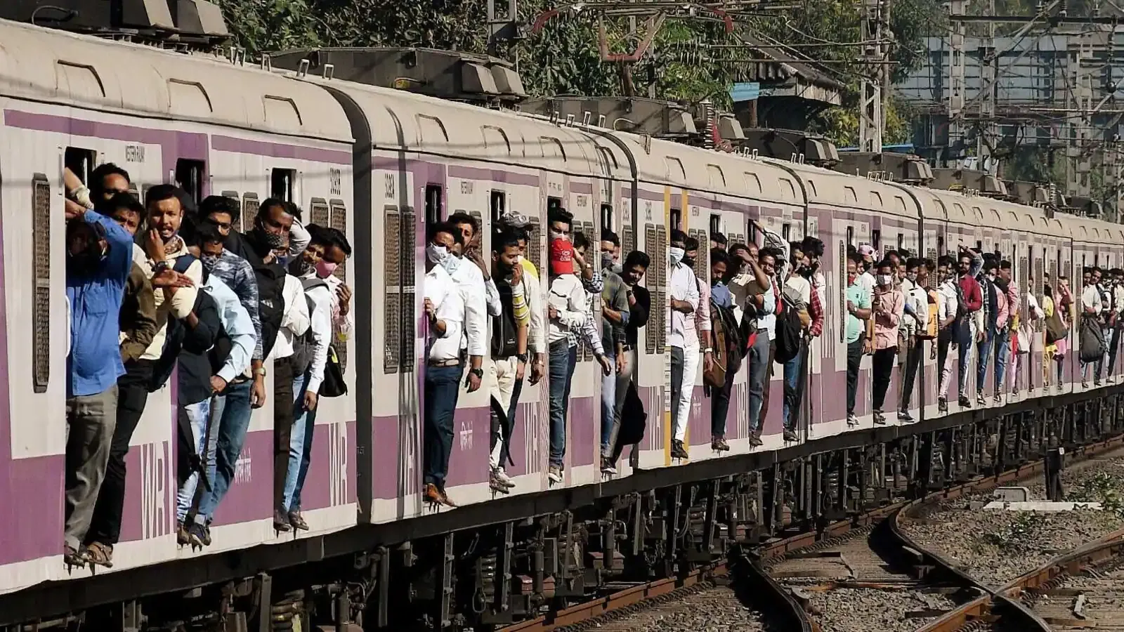 Mumbai_local_train_1644724849456_1644724849703