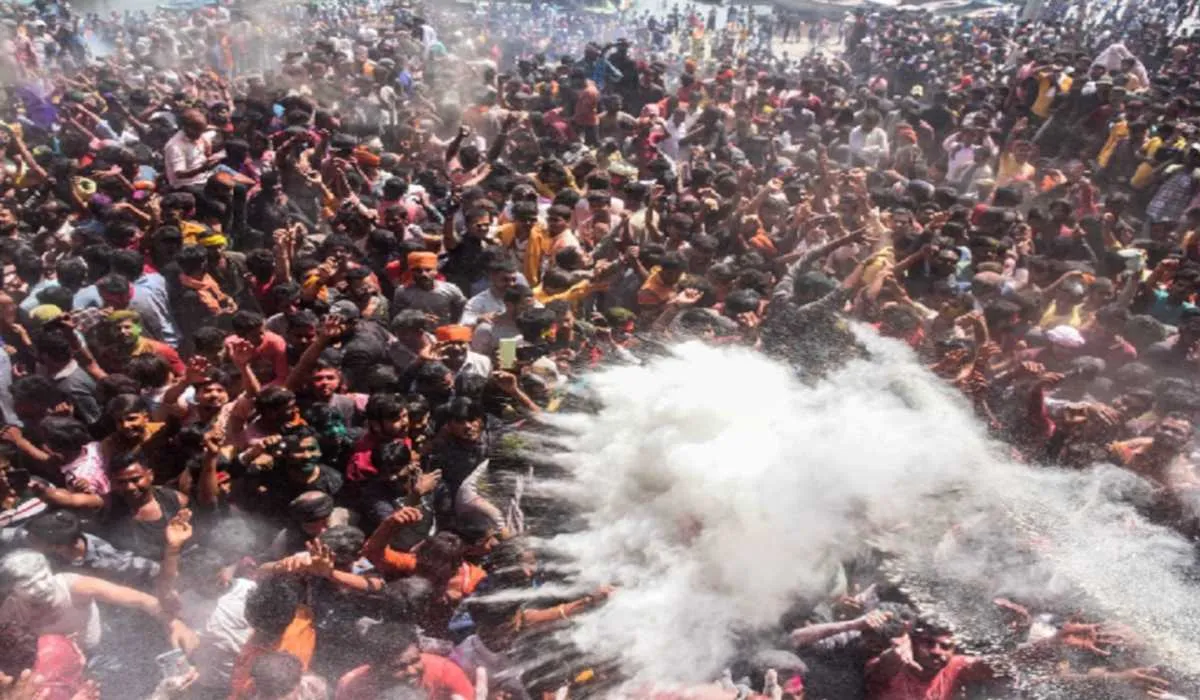 Devotees-palying-holi-1024x704.jpg