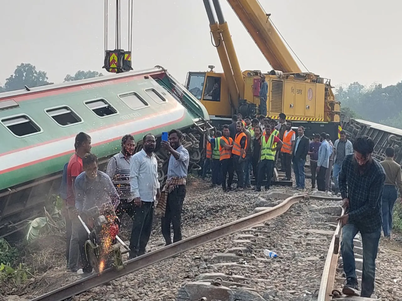 train acci dhaka.jpg