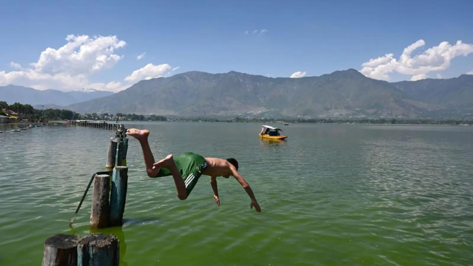 Jammu-and-Kashmir-is-reeling-under-a-heatwave-with_1716886861421-ezgif.com-avif-to-jpg-converter.jpg