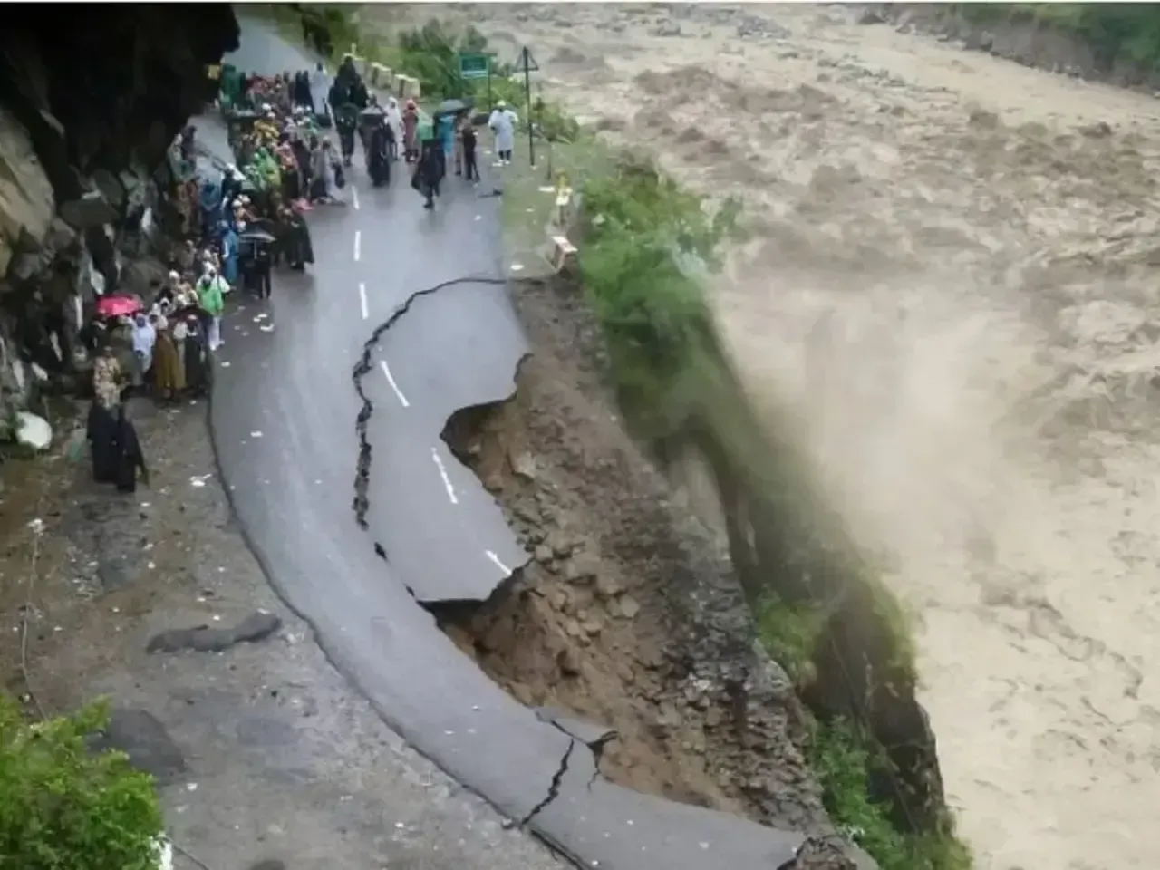 breaking-cloudburst-in-uttarakhand-s-kedarnath-several-feared-trapped-1722452014212-16_9-ezgif.com-resize