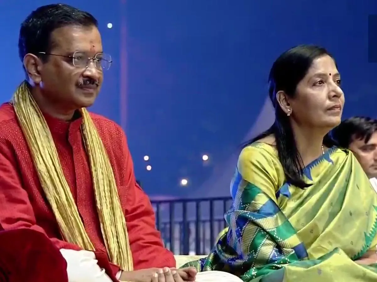 Delhi-CM-Kejriwal-with-wife-Sunita-Kejriwal