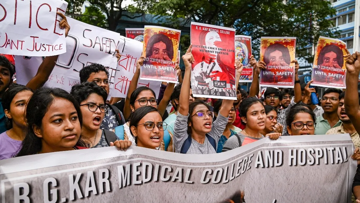 Kolkata hospital murder case: Doctors of RG Kar Medical College stage  protest, demand strict action - India Today