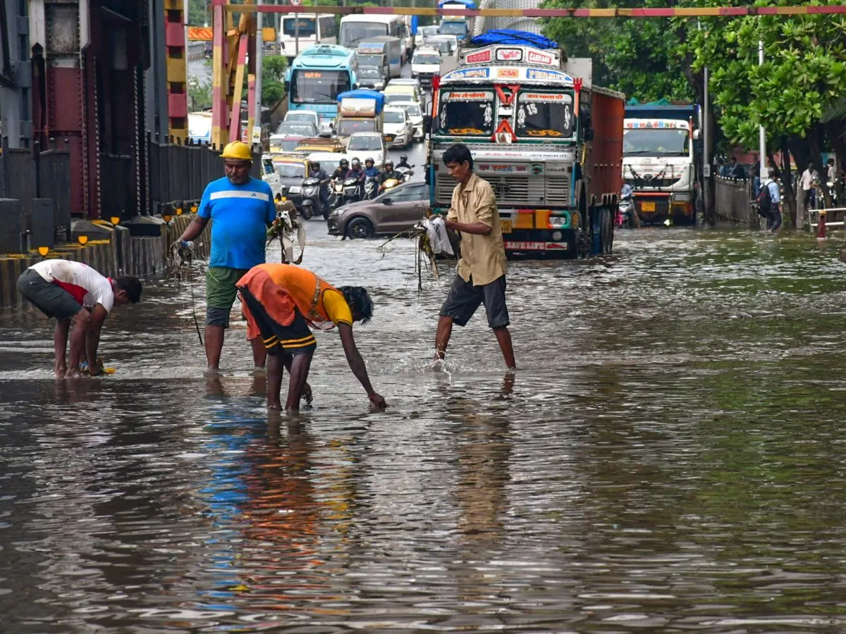 Mumbai Gets '10% Annual Rain In 6 Hours': Trains, Road & Air Traffic Stuck,  That Sinking Feeling In 10 Points - News18