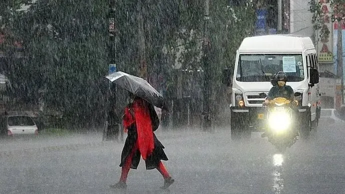 Weather Update: ভারী থেকে অতিভারী বৃষ্টির পূর্বাভাস ৭ জেলায়, কতদিন? -  Weather Update Heavy to heavy rain forecast in 7 districts for how long  kolkata monsoon bristi rjk - Aaj Tak Bangla