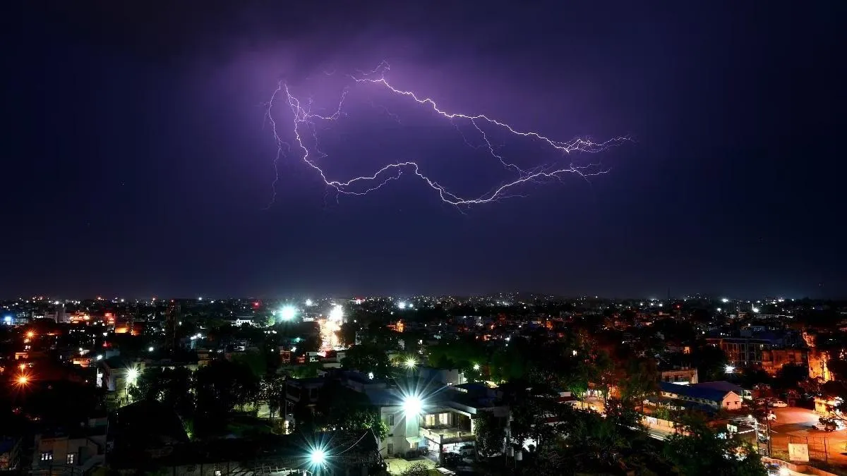 Thunder Lightning: বাজ পড়ে ১৪ জনের মৃত্যু, কেন বজ্রপাত বেড়েছে-বাঁচতে কী  করবেন? - Thunder Lightning 14 people died due to lightning why is lightning  so frequent What is the reason how to