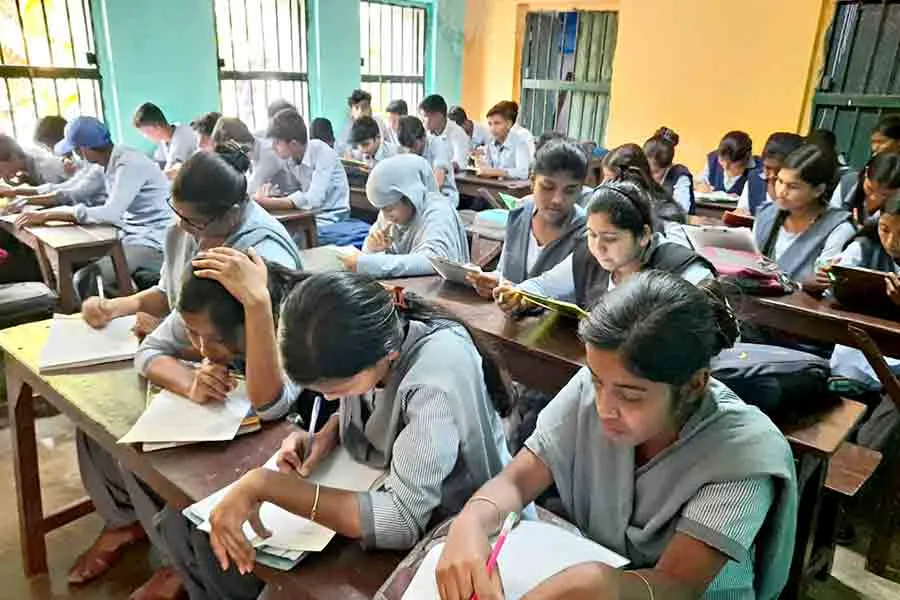 kakdwip | madhyamik and higher secondary candidates attendance at test exam  was less - Anandabazar