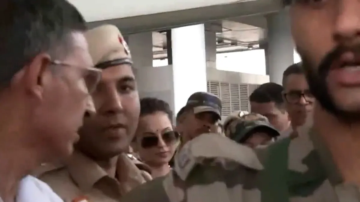 CISF officer allegedly slaps newly elected MP Kangana Ranaut, probe on -  CISF officer allegedly slaps newly elected MP Kangana Ranaut, probe on -