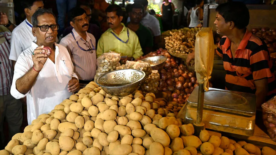 Potato Prices in WB: বাংলায় আলুর দাম আরও বাড়বে? বনধের জেরে বাজারে আকালের  আশঙ্কা, হাত দিলেই ছ্যাঁকা? - Potato prices in Kolkata and West Bengal  likely to rise more as organisation calls