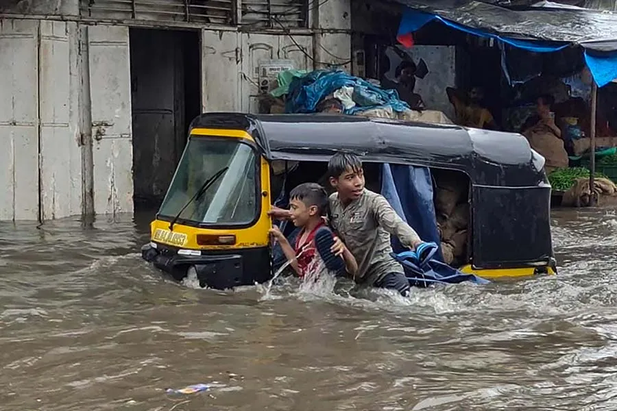 Heavy Rainfall | Two swept away in flood waters after heavy rains  waterlogging in Maharashtra dgtl - Anandabazar