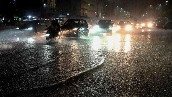 Kolkata Rain and Storm Forecast: আজও বৃষ্টি কলকাতায়, হবে ঝড়, শুক্রতে আরও  বাড়বে হাওয়ার বেগ! কতদিন দুর্যোগ চলবে? - Rain and thunderstorm in Kolkata  on today, gusty wind at 60 kmph, check