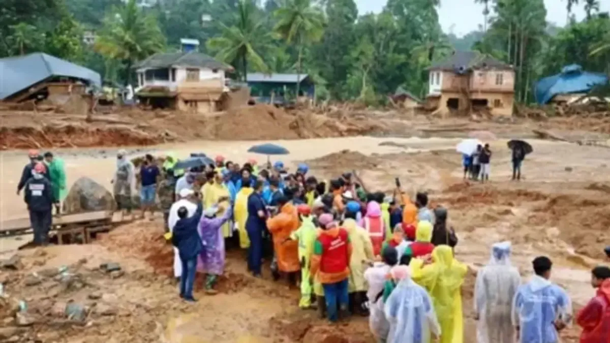 Wayanad Landslides: વાયનાડમાં અત્યાર સુધી 308 લોકોએ જીવ ગુમાવ્યા ઓરેન્જ  એલર્ટને પગલે 7 જિલ્લાઓમાં શાળા કોલેજો બંધ Wayanad Landslides News Updates​: Death  Toll Stands At 308 ...