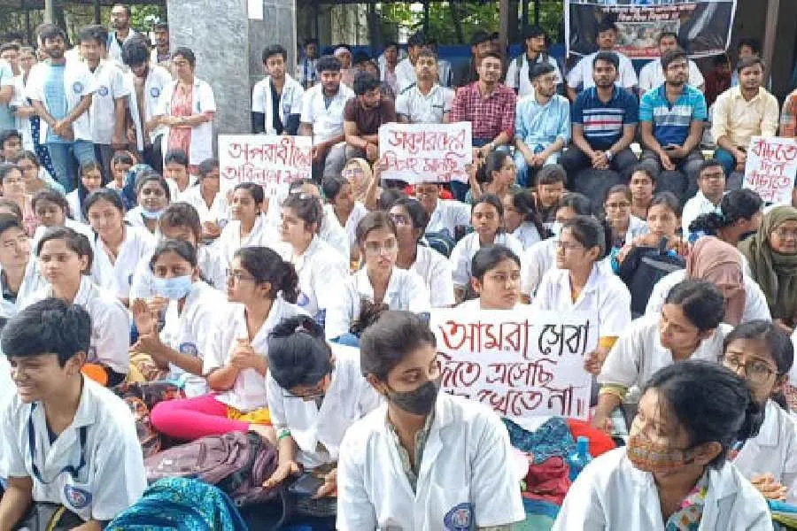 junior doctors | Dharna by junior doctors hits OPDs in Raiganj Government  Medical College & Hospital - Telegraph India