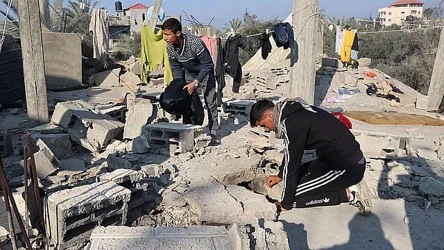 রাফায় এক পরিবারের ৯ জন নিহত, শুধু বেঁচে রইল মেয়েশিশুটি | প্রথম আলো