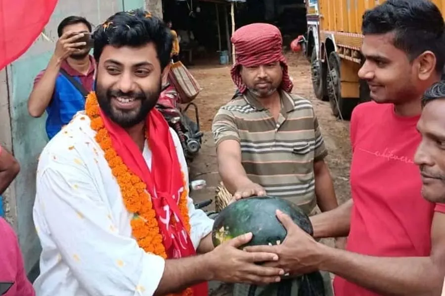 Srijan Bhattacharya | CPM candidate of Jadavpur Srijan Bhattacharya was  gifted watermelon by a businessman of Bhangar dgtl - Anandabazar