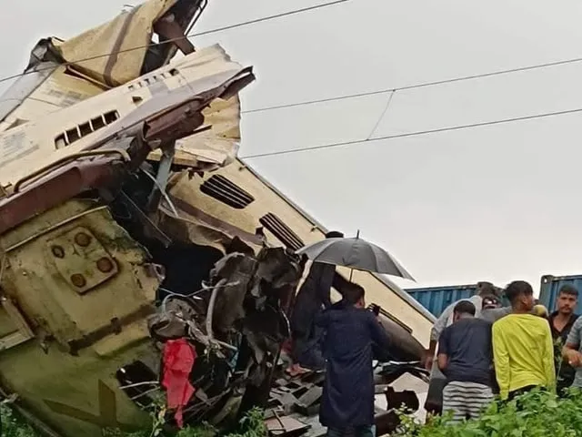 Kanchanjunga Express Accident | Goods Train Rams Into Kanchanjunga Express,  8 Dead