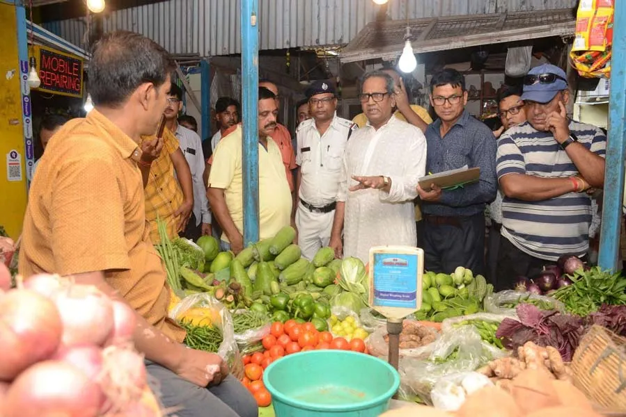 Task Force | Task Force members are visiting many markets to inspect about  vegetable price - Anandabazar