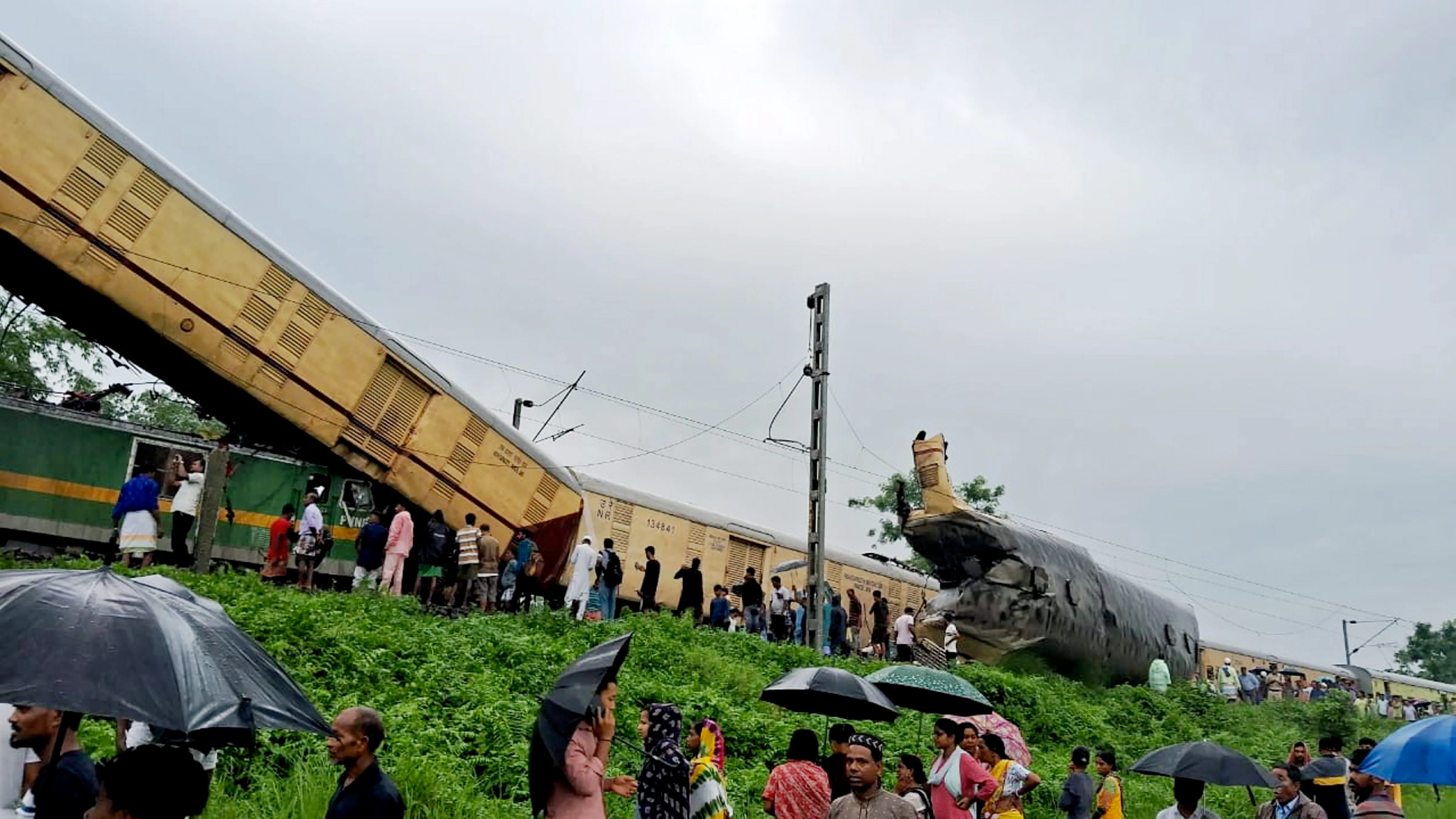 5 Dead, 25 Injured After Goods Train Hits Kanchanjunga Express in Bengal