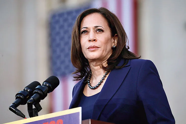 Kamala Harris, daughter of Indian and Jamaican immigrants, defines herself  simply as 'American' - Anandabazar