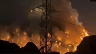 Massive fire breaks out at Ghazipur landfill site in Delhi | India News -  Times of India