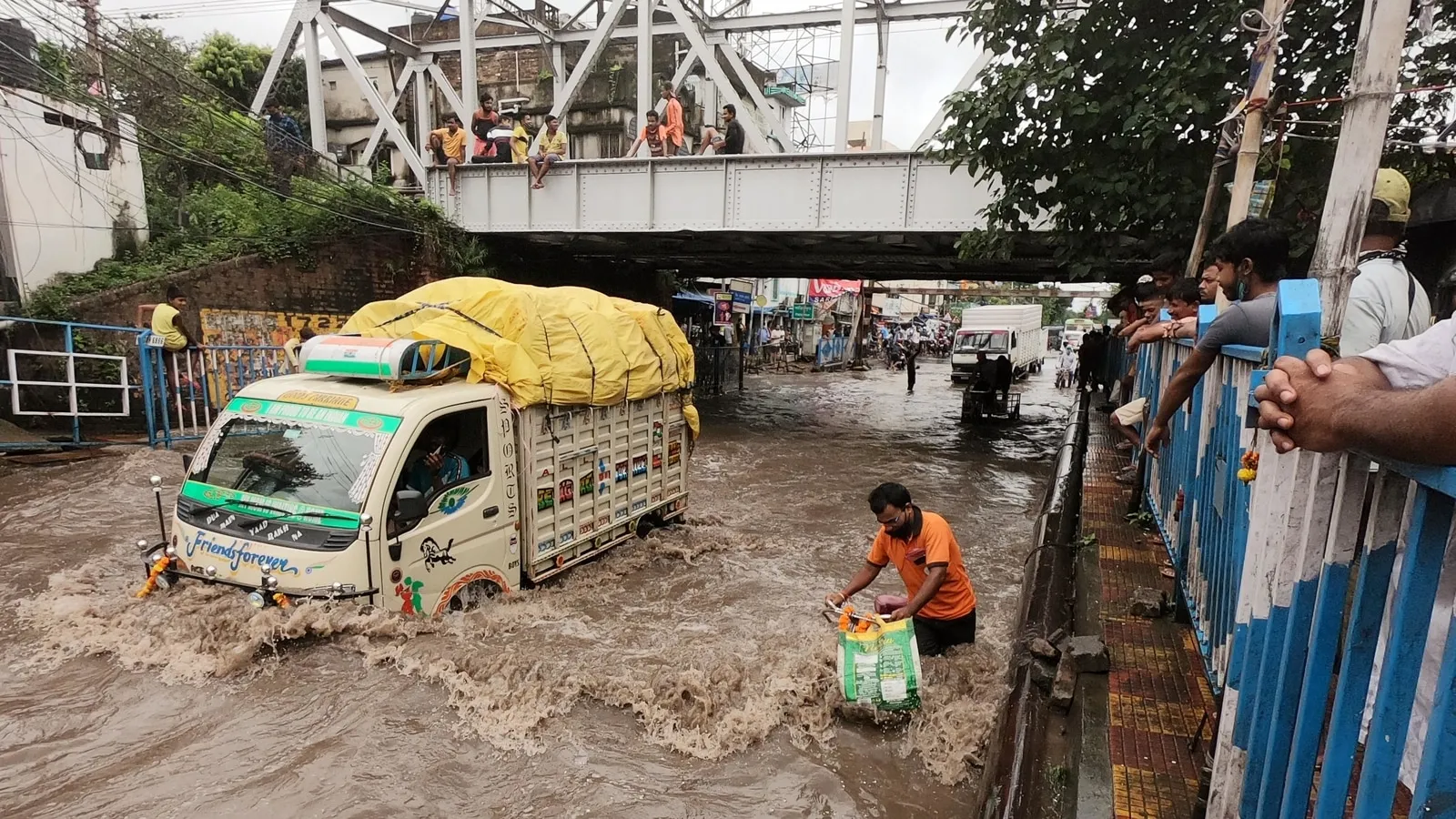 IMD alerts: Cyclone Gulab weakened into low-pressure to bring heavy rainfall  in 5 states till Sept 30 | Latest News India - Hindustan Times