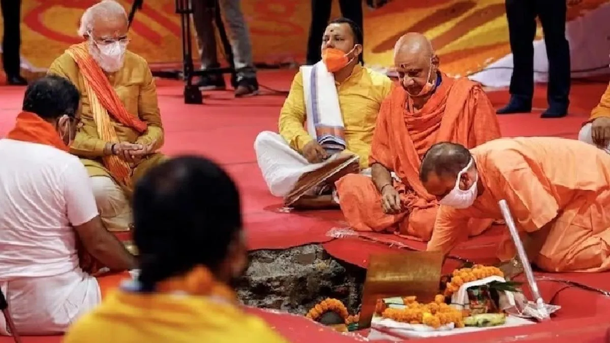 Ram Mandir: ৪ কুইন্টাল ওজন, ৪ ফুটের চাবি! রাম মন্দিরের তালা দেখলে ভিমরি  খাবেন - Ram Mandir 4 quintal weight 4 feet key lock of the Ram mandir  aligarh artisan ram mandir