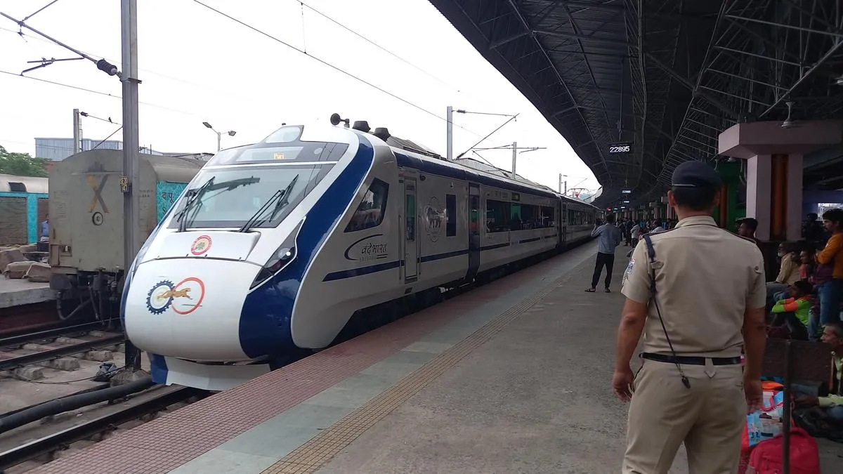 Howrah - Puri Vande Bharat Express/22895 Picture & Video Gallery - Railway  Enquiry