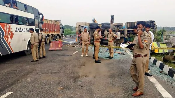 Lucknow-Agra Expressway accident: 18 dead, 19 injured after Bihar-Delhi  sleeper bus collides with milk container | Today News