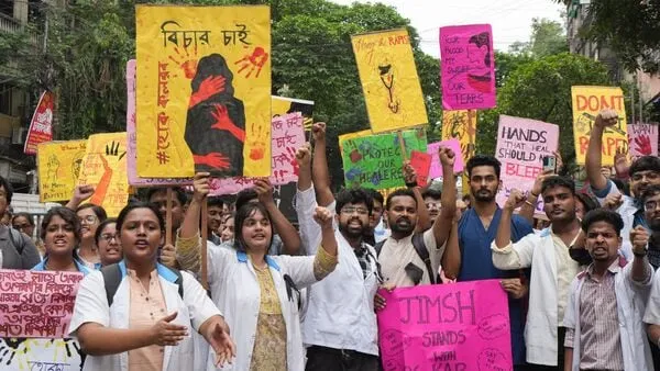 RG Kar doctor death: Doctors stage protest in front of govt medical college  | 10 points | Today News