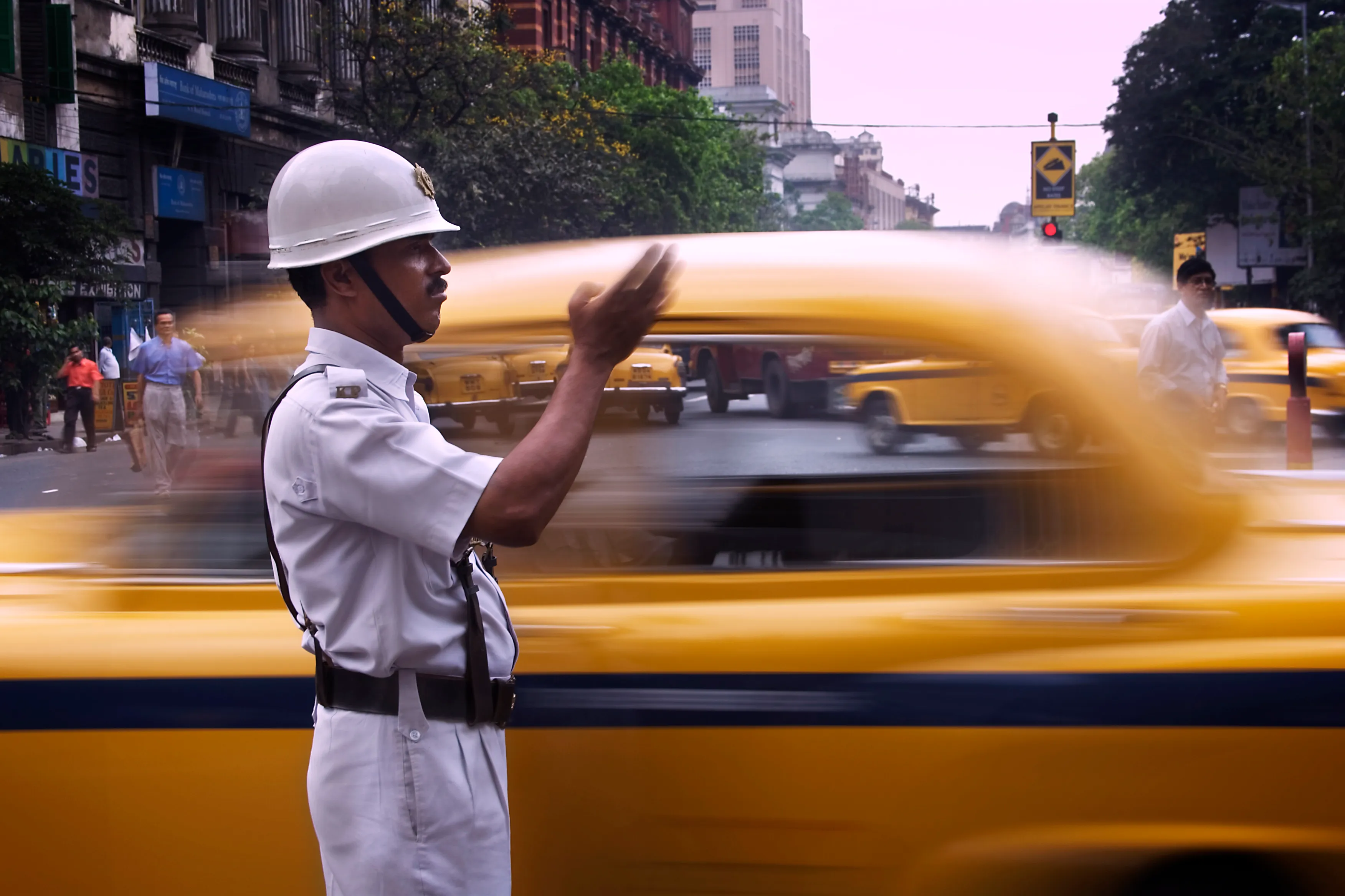 File:India - Kolkata traffic cop - 3661.jpg - Wikipedia