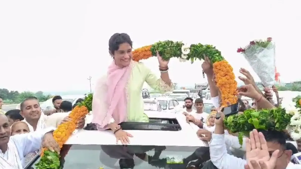 Vinesh Phogat was welcomed by Congress workers in Julna. (Photo: Screengrab/India Today)