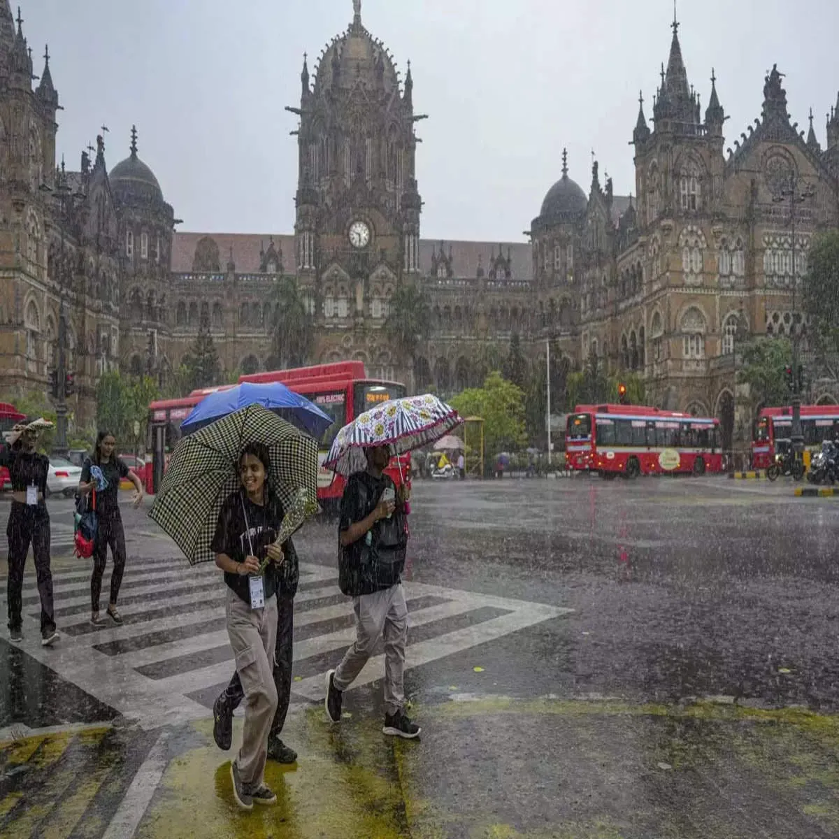 bmc: Moderate to heavy rain likely to occur in Mumbai today: BMC officials  - The Economic Times