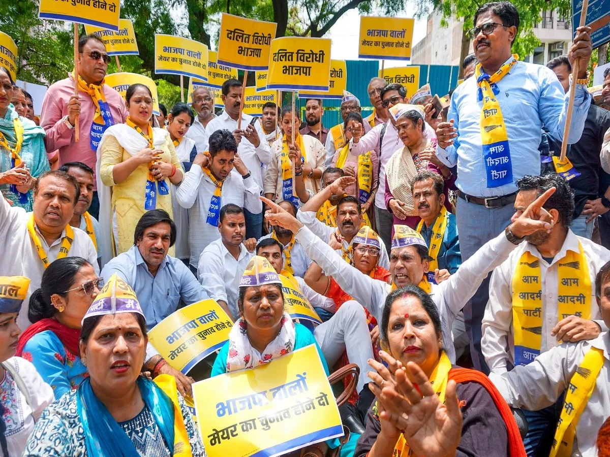 AAP Demonstrates Outside BJP HQ In Delhi Over Mayor's Election; Several  Detained - News18
