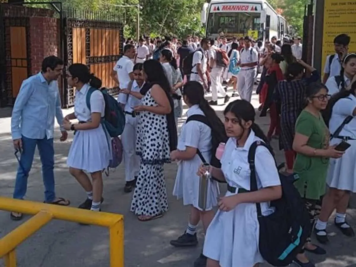 5 schools in Delhi, 1 in Noida receive bomb threats, searches underway |  Zee Business