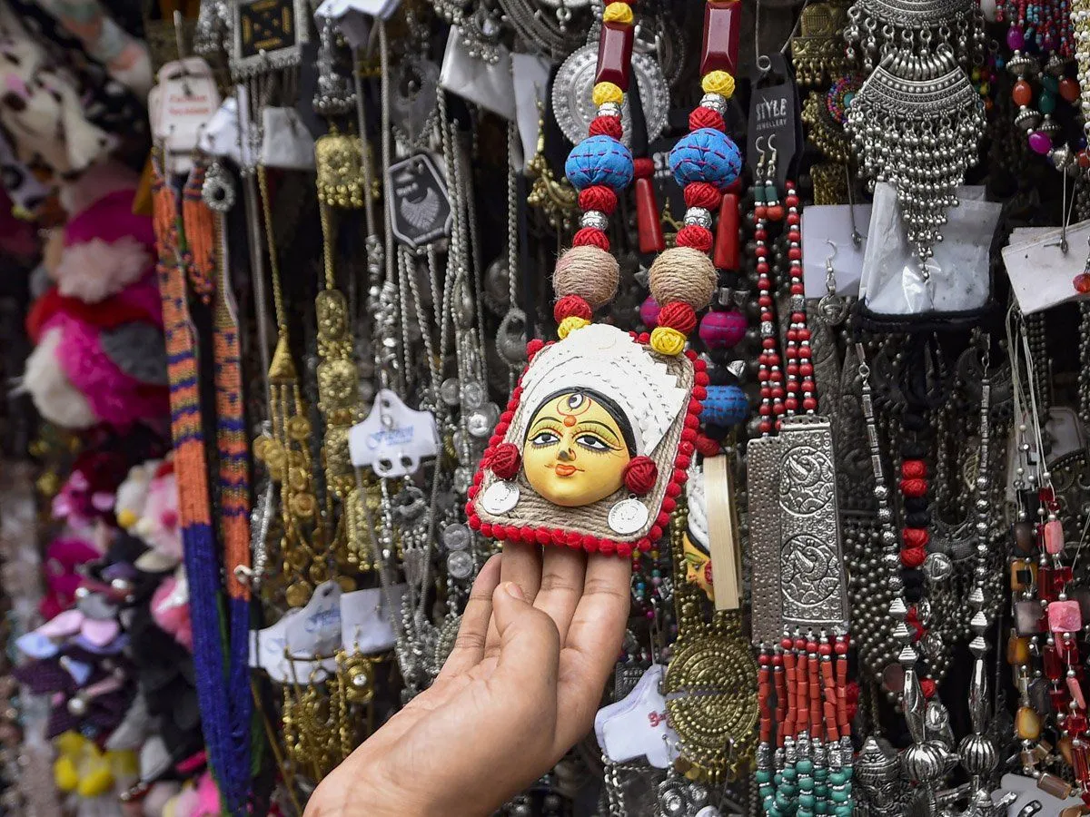 Kolkata Durga Puja: COVID-19 protocols thrown out of the window as huge  crowds gather in markets | Kolkata News