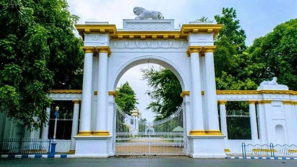 মুখ্যমন্ত্রীর সঙ্গে দেখা করতে রাজভবনের সামনে চাকরিপ্রার্থী, ঝাঁপিয়ে পড়ল  পুলিশ - Primary Tet candidates shown agitation at rajbhawan demanding meet  CM Mamata Banerjee, Bangla News