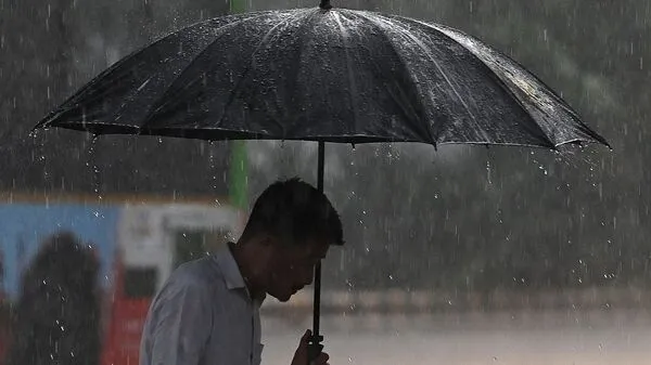 Weather and Rain Forecast in WB: পাঁচ জেলায় জারি লাল সতর্কতা, শনিবার ভারী  বৃষ্টি ৭ জেলায়, গরম থেকে রেহাই মিলবে? - Red alert issued in 5 districts, 7  districts to get heavy