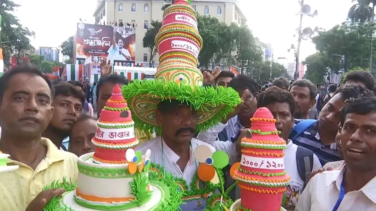 লক্ষ্মীর ভান্ডার টুপি বিক্রি হচ্ছে ধর্মতলায়! দাম মাত্র ৫ হাজার