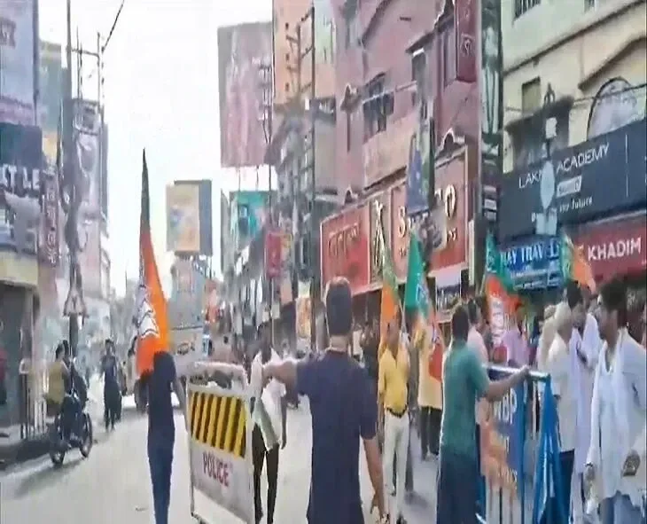 বারাসতে গাড়ি-দোকান ভাঙচুর