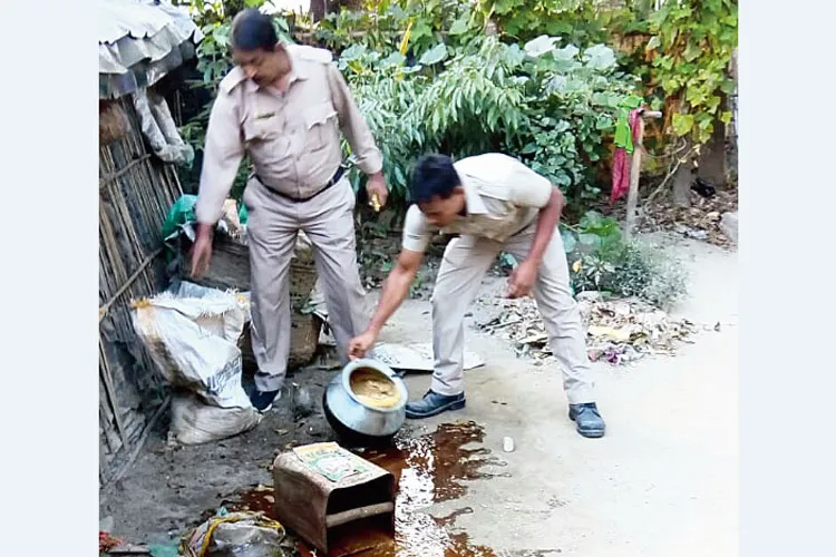 Article on district's picture on adulterated hooch - Anandabazar