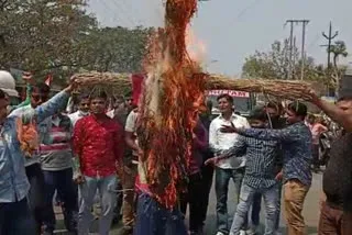 TMC Protest at Durgapur : বারাণসীতে মমতাকে কালো পতাকা দেখানোর পালটা  দুর্গাপুরে পুড়ল যোগীর কুশপুত্তলিকা